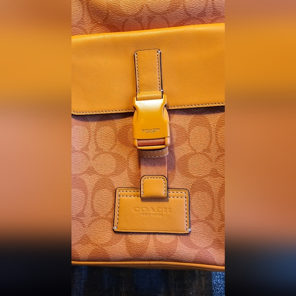 Coach Track Pack In Signature Canvas - Picture 2 of 11